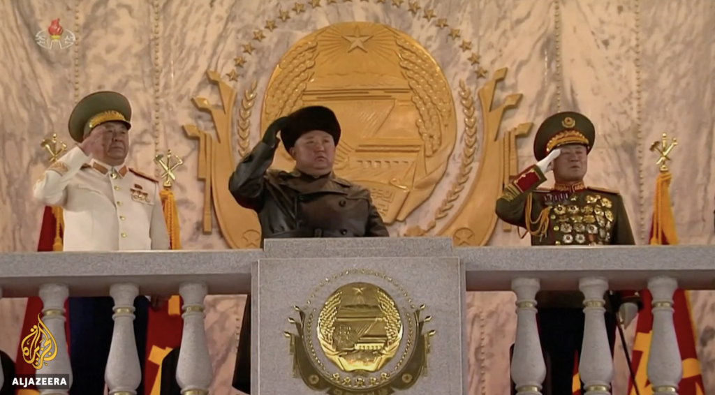Paradă nocturnă cu arme nucleare în Coreea de Nord. Nebunul Planetei, Kim Jong Un prezintă ultimele modele de rachete