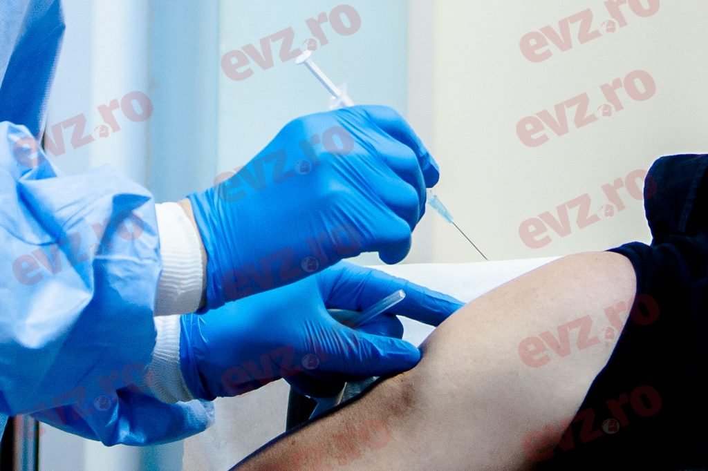 Explicațiile românilor care au ales să se vaccineze. Ce i-a motivat pe oamenii care au trecut pe la centrele de imunizare