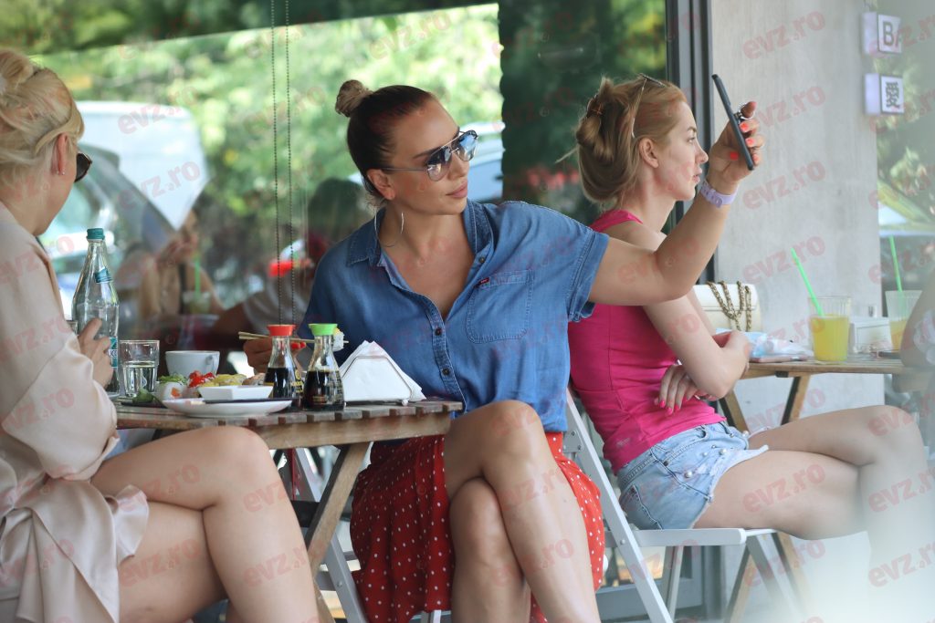 VIDEO. Adina Halas nu se poate abține nici când iese cu prietenele în oraș. Are un obicei care îi scoate din sărite pe mulți