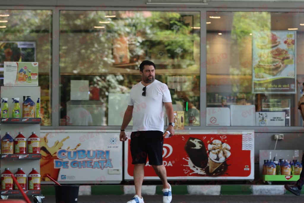 FOTO. Cine e omul ”care o suportă” pe Diana Dumitrescu. Cu iubire, răbdare și ...mult tutun