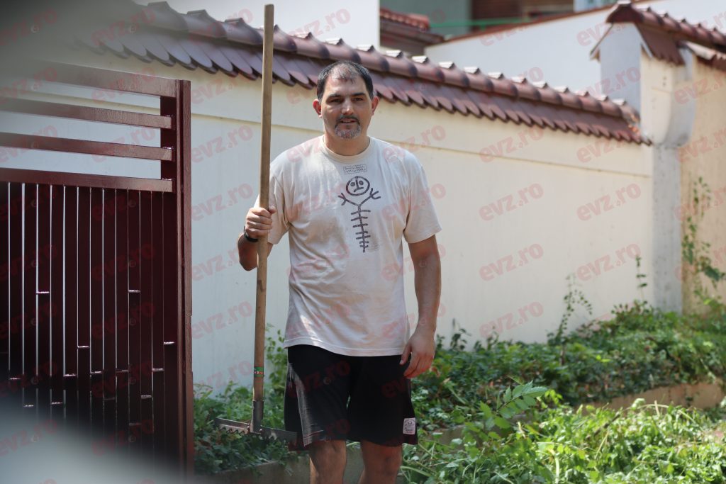 VIDEO. Fața nevăzută a fiului lui Dinu Patriciu, milionar în euro. Ce face în curtea vilei moștenită de la tatăl vitreg, când crede că nu-l vede nimeni