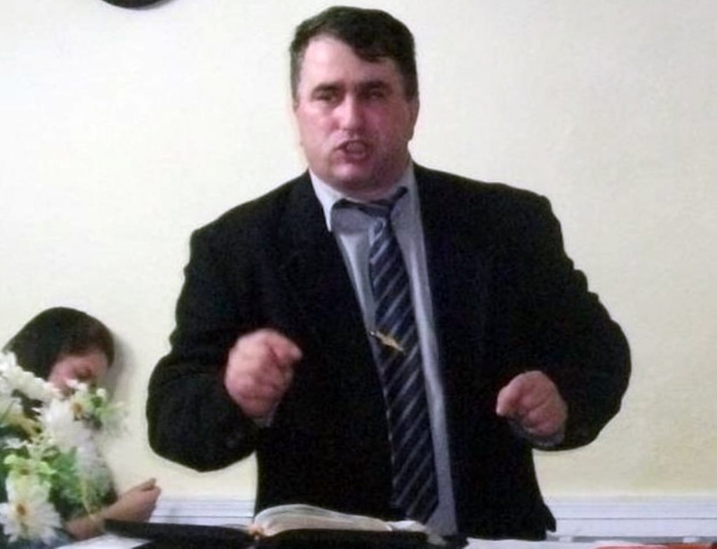 Pedeapsă uriașă pentru pastorul care și-a violat copiii. Și-a obligat copilul să doarmă în cotețul porcilor