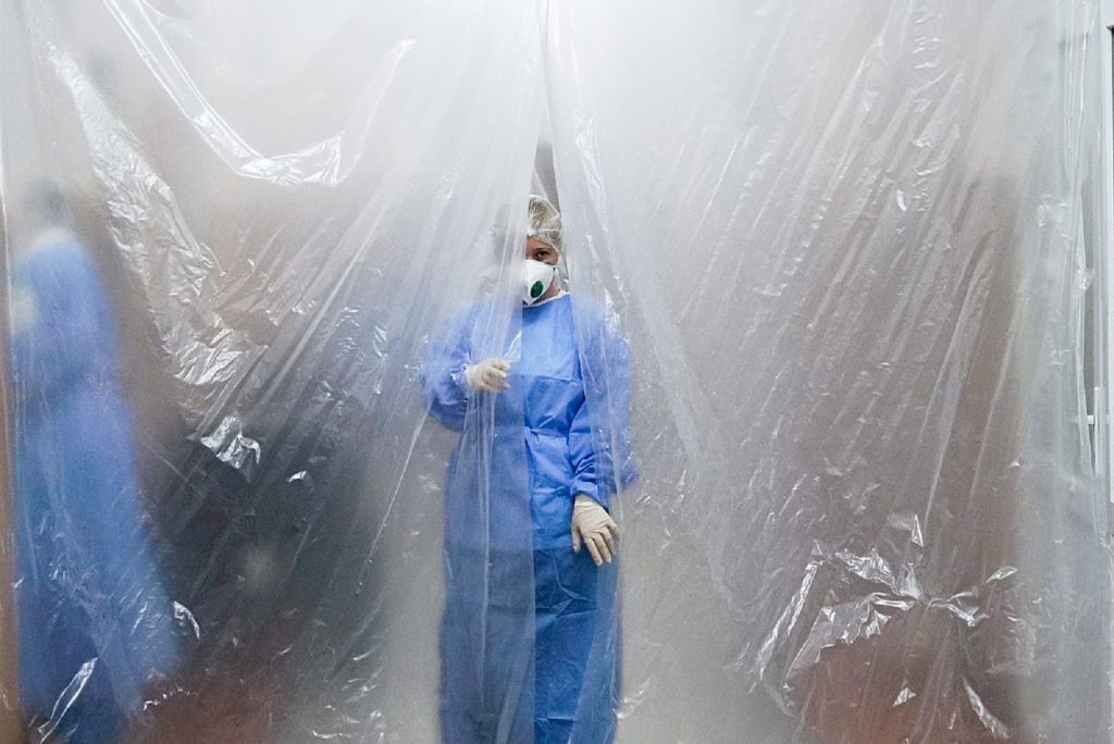 Numărul de cazuri de COVID explodează: aproape 4000 e infectări noi. 145 de copii în spital, 96 de persoane decedate