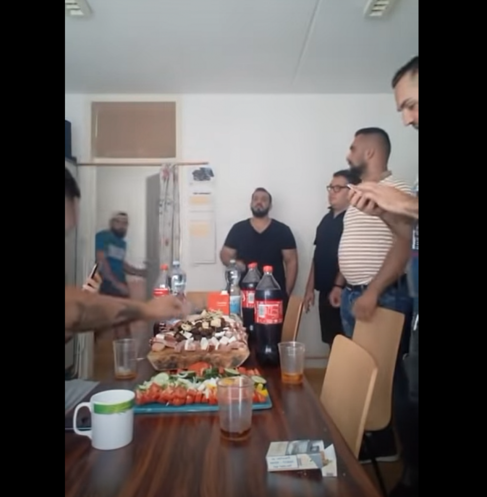 Deținuții români au provocat un scandal public în Austria. Petrecere cu alcool și telefoane mobile în închisoare. VIDEO