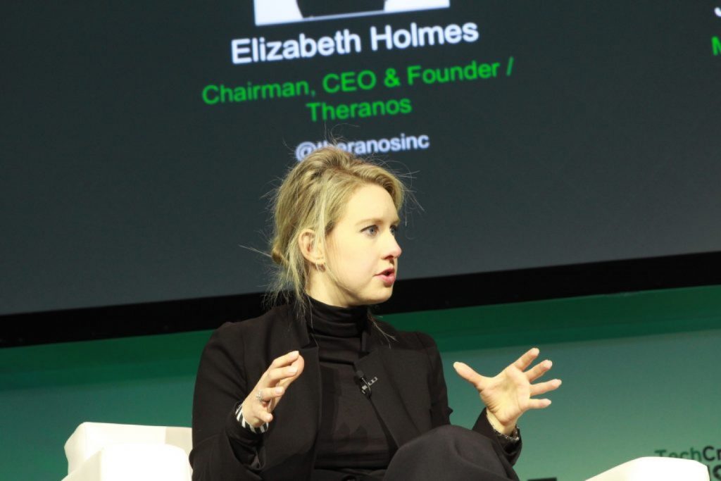 Miliardara Elisabeth Holmes a ajuns în Justiție. Frauda cu analize de sânge a fost dată în vileag