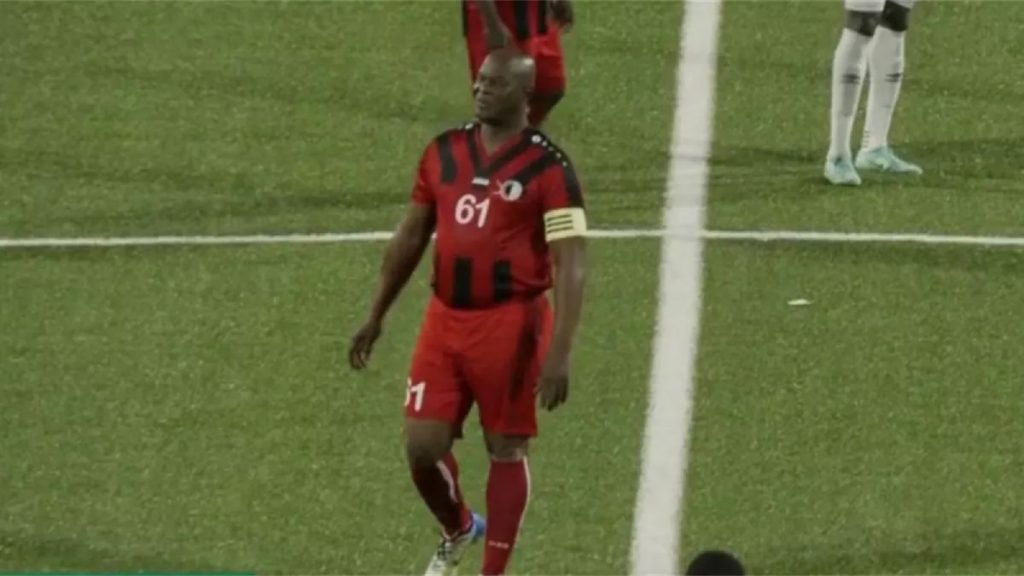 Un politician controversat are 50 de copii, e urmărit de Interpol și a debutat în fotbalul profesionist la 60 de ani. A reușit o performanță uluitoare