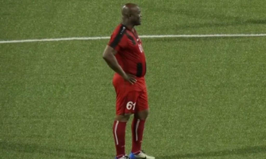 Abia a debutat în fotbalul mare, la 60 de ani, și s-a ales cu o sancțiune fără precedent. Și-a îngropat și propria echipă, și pe cea adversă