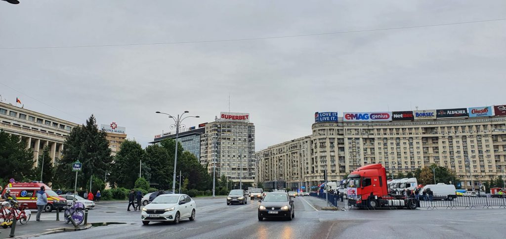 Zeci de TIR-uri, parcate în Piața Victoriei. Șoferii profesioniști sunt nemulțumiți de măsurile de carantină și de impozitarea diurnei. FOTO