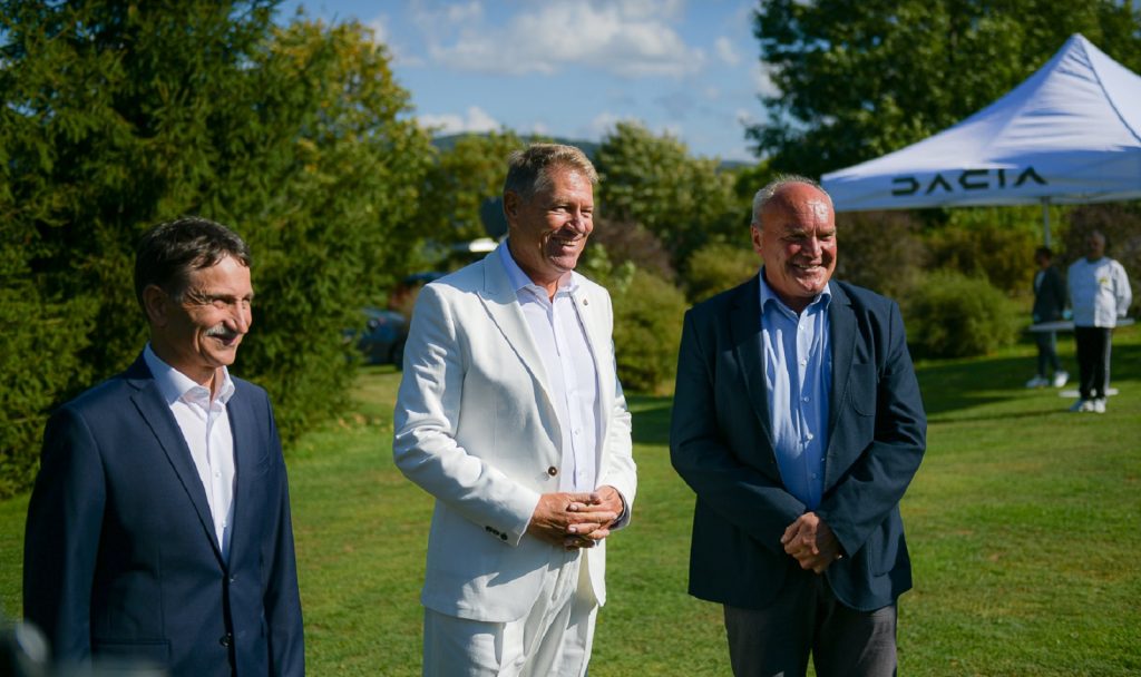 Iohannis i-a invitat pe români să joace golf: „Un sport care nu este deloc exclusivist.″