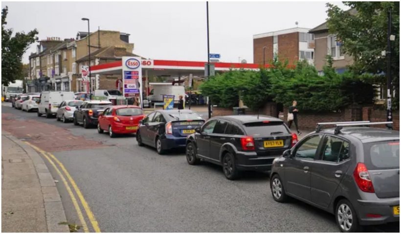 Armata iese pe străzi în Marea Britanie. Ce au ajuns să facă oamenii din cauza crizei de combustibil