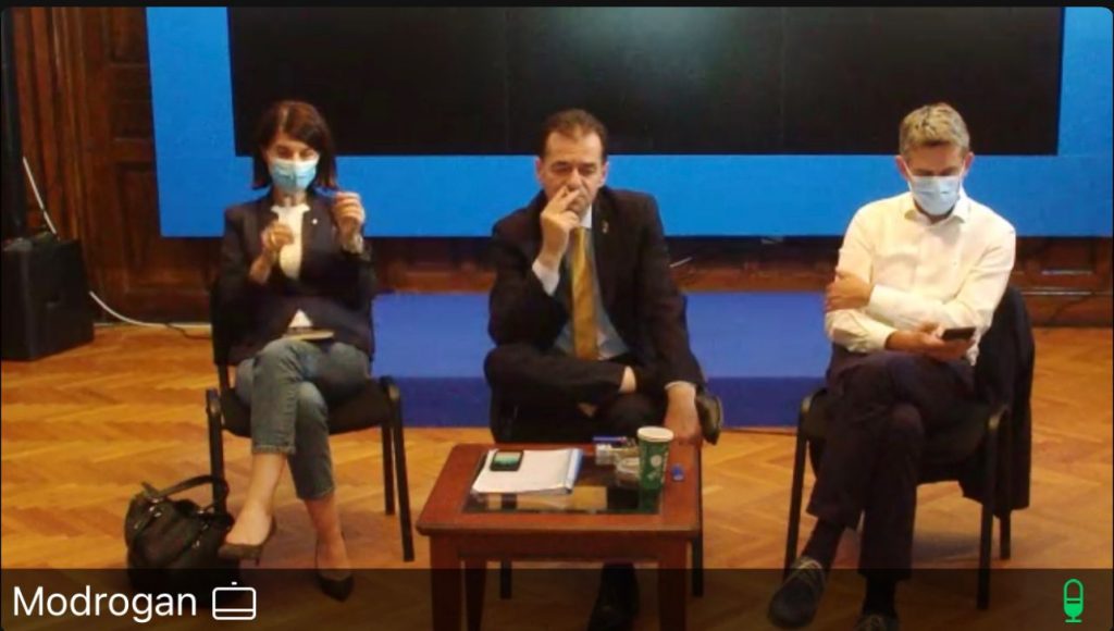 Ludovic Orban a recidivat. Președintele PNL, surprins cu țigara în sediul partidului. FOTO
