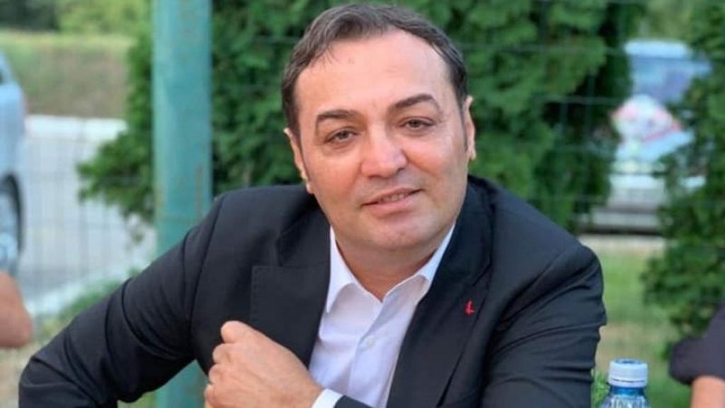 Celebru cântăreț de manele, în stare gravă. A vrut să se trateze de COVID acasă, acum e intubat, la spital. ”Rugați-vă pentru el”