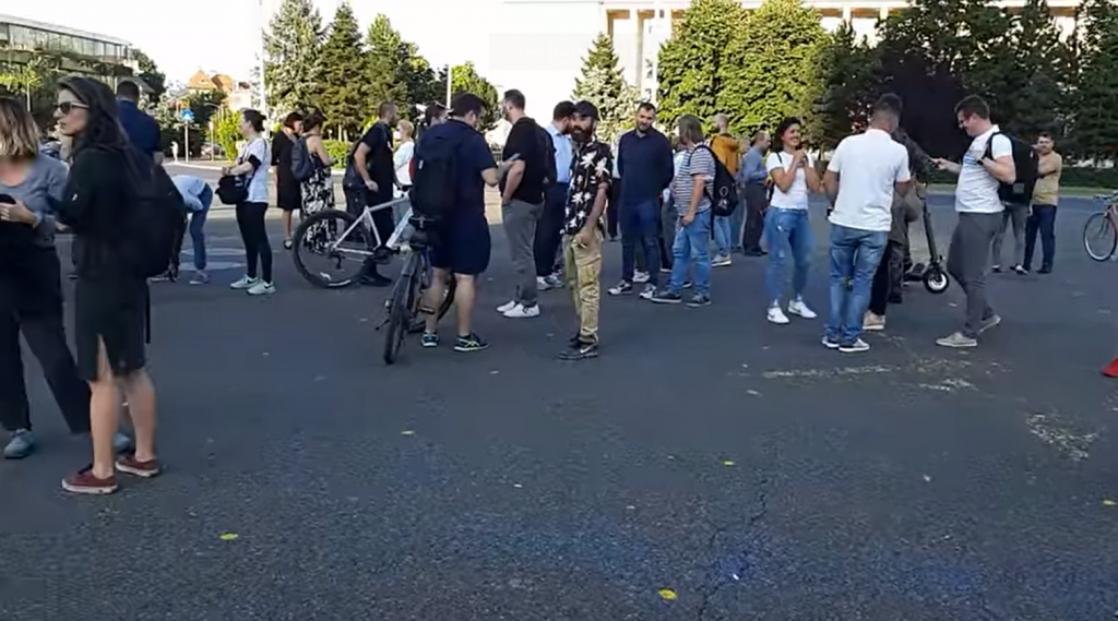 Protest în Piața Victoriei. Câteva zeci de persoane cer demisia premierului Florin Cîțu