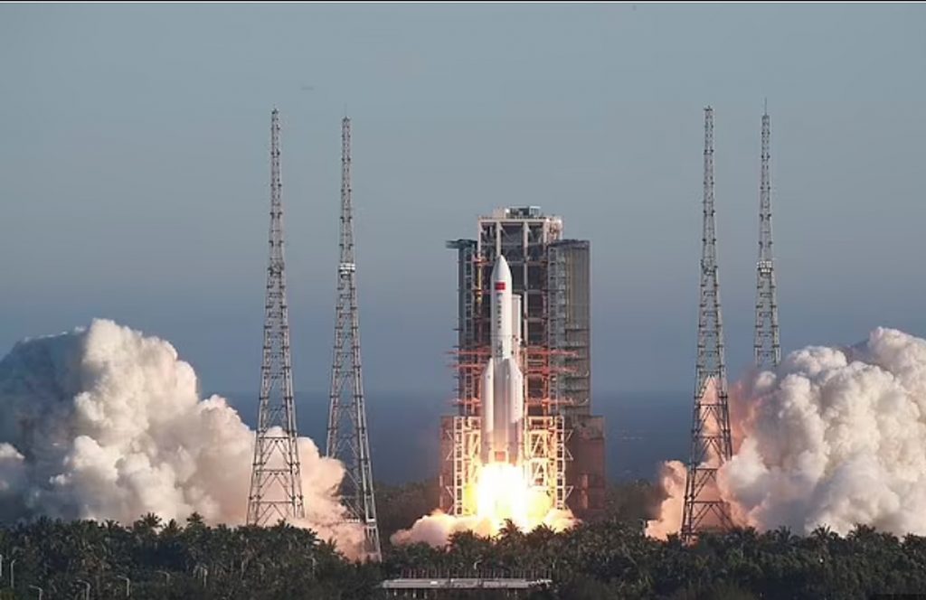 China vrea să sfideze SUA. Când plănuiește să-și trimită astronauții pe Lună. Rapoartele confirmă