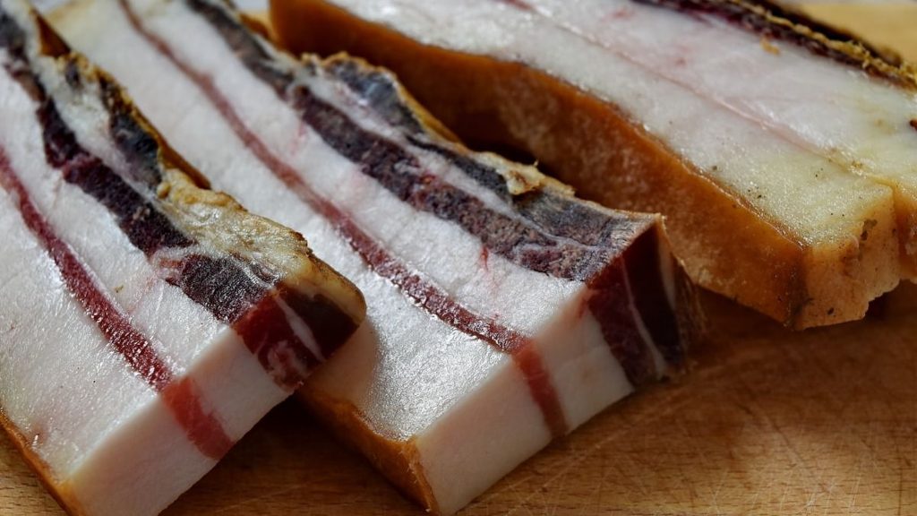 Un nutriționist ne învață cum să mâncăm corect slănina. Ce trebuie să faci înainte