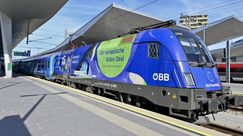 Ce s-a întamplat cu trenul-simbol al Europei când a ajuns în România. Călătoria a început cu o oprire de 27 de minute!