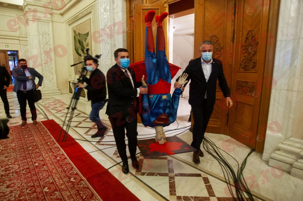 Superman a picat în cap, țara e în colaps! „E în prag de război civil". De la Băsescu n-am mai avut asta. VIDEO