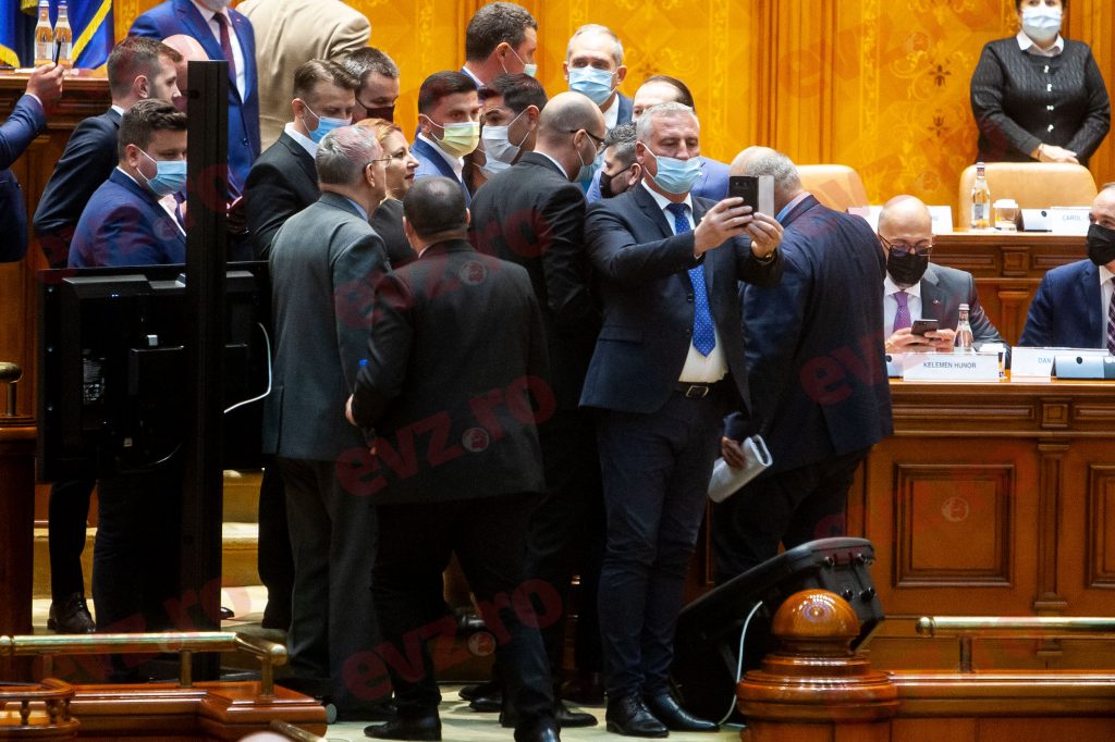 EXCLUSIV. Surse: Miniștrii USR care au votat moțiunea, excluși dintr-un guvern cu PNL.