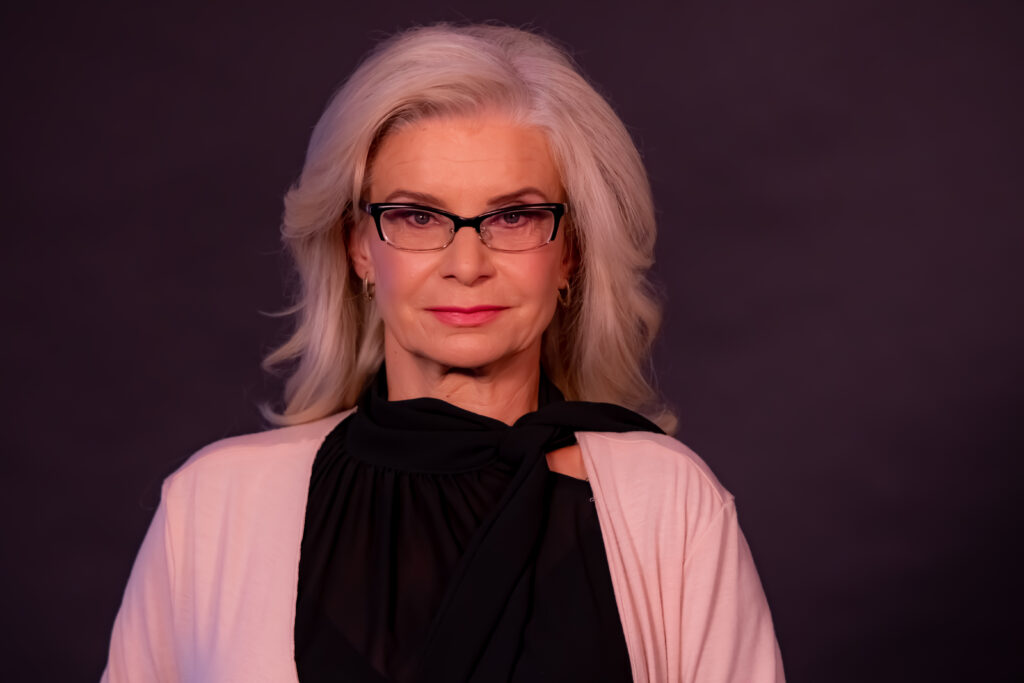 INTERVIU/ Luminița Velciu (TVR2), când nu face emisiuni aleargă pe holurile tribunalelor. „Întâmplările personale m-au obligat să rămân conectată cu sala de judecată”