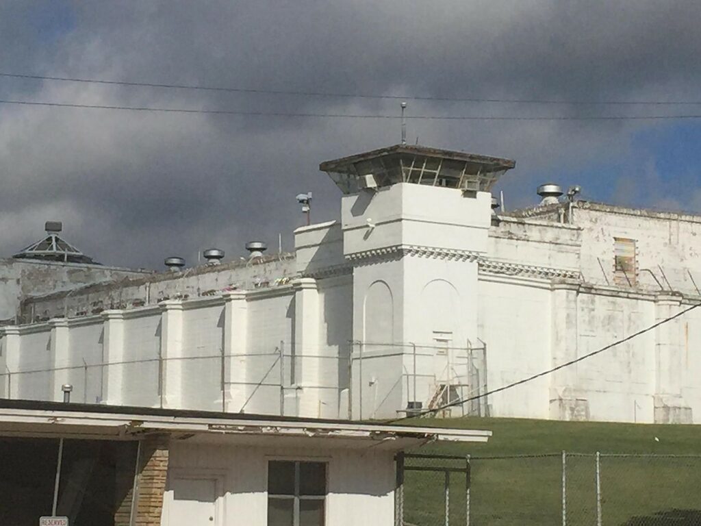 Abuzuri în spitalul închisorii. Fostul președinte acuză gardienii de violență verbală și fizică