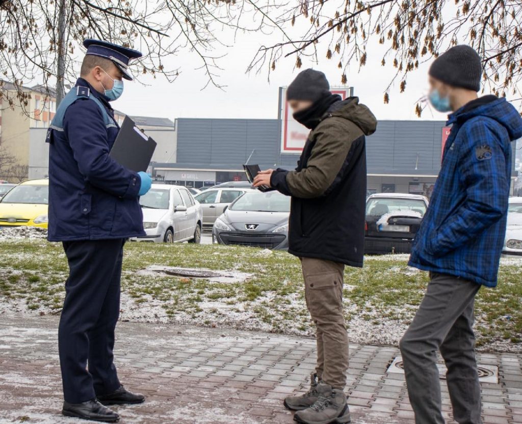 Ai grijă ce iei cu tine când ieși din casă! 5.000 de lei amendă, conform Legii 295/2004