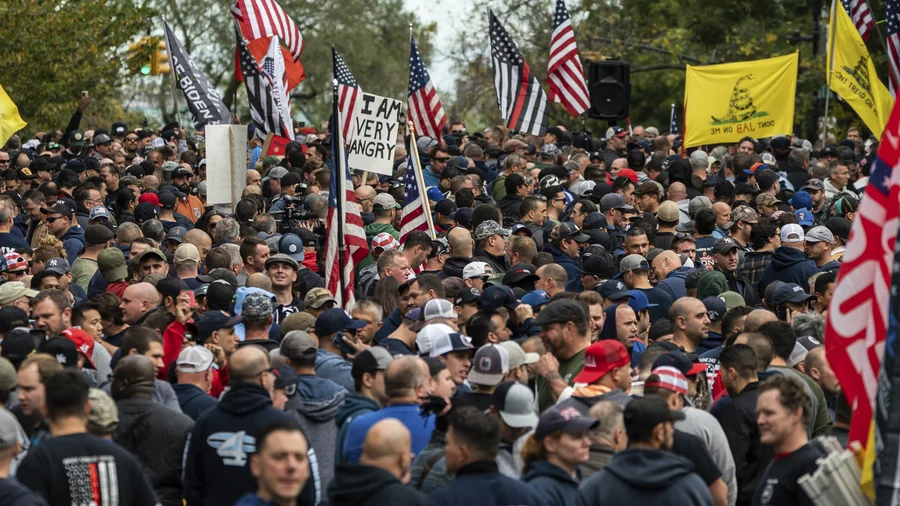 Proteste ample la New York. Certificatului COVID-19 obligatoriu i-a scos pe oameni în stradă