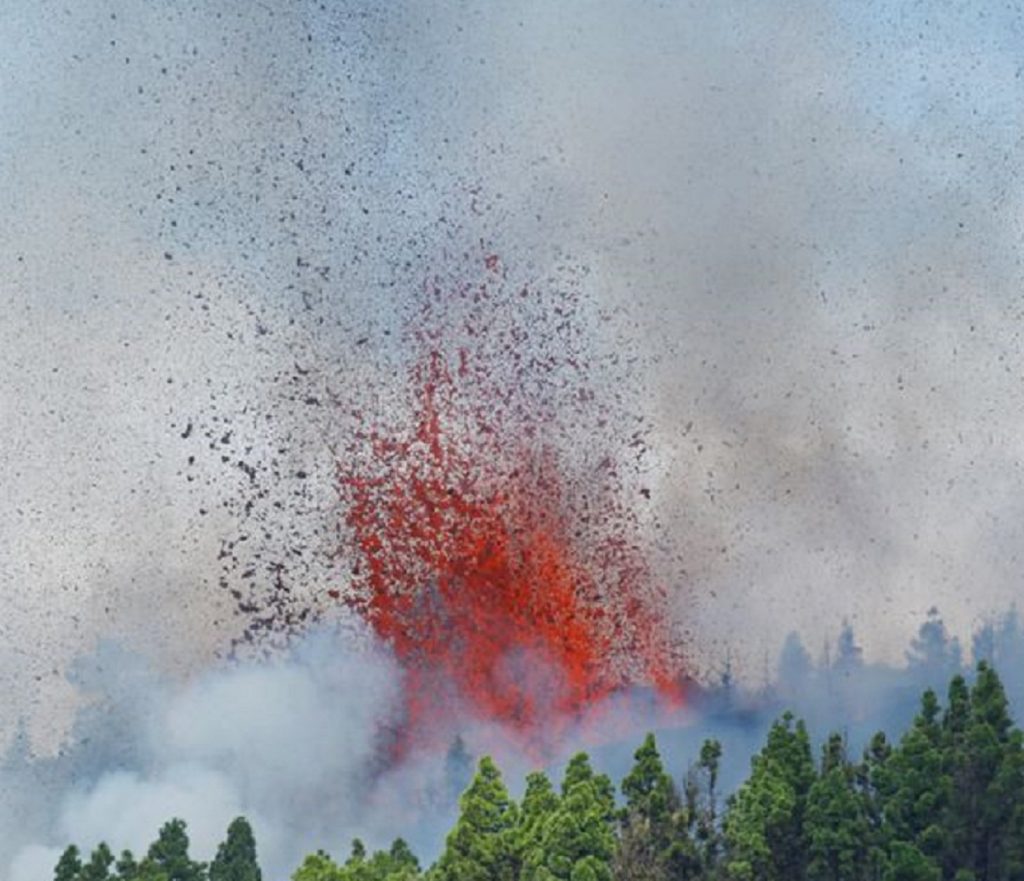 Alertă. Vulcanul Cumbre Vieja face noi ravagii. Aeroportul din La Palma a fost închis