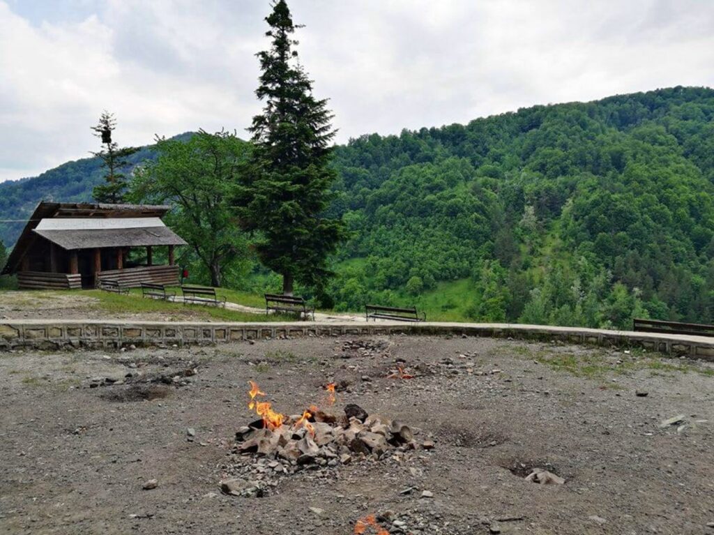 Un loc care merită văzut în România. Focul care nu se stinge niciodată