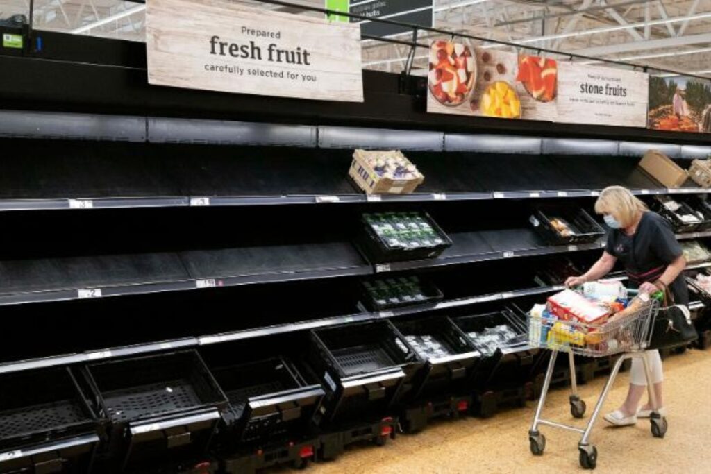 Începe lupta pentru mâncare. Așa ceva nu s-a mai văzut de la război. Oamenii sunt debusolați