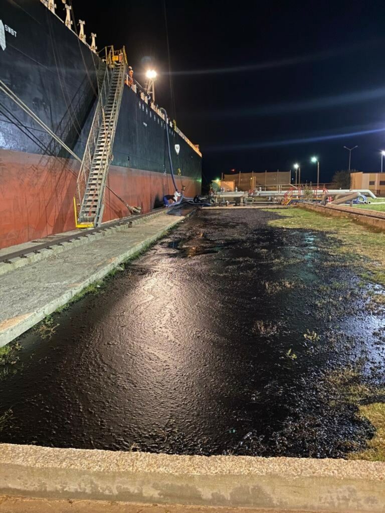 Alertă de poluare la Constanța. O tonă de păcură s-a scurs de pe o navă de transport