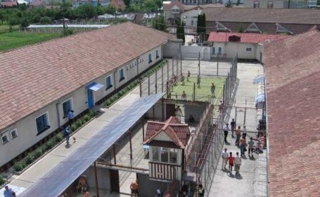 Dezastru într-o închisoare din România! Peste 60 de deținuți au fost repartizați în camere separate și sunt supravegheați permanent din cauza SARS-Cov-2