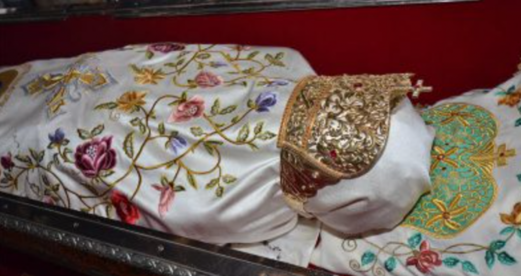 Scenă incredibilă la Cuvioasa Parascheva. Smurdul „a tratat” o femeie agitată cu o vizită la moaște