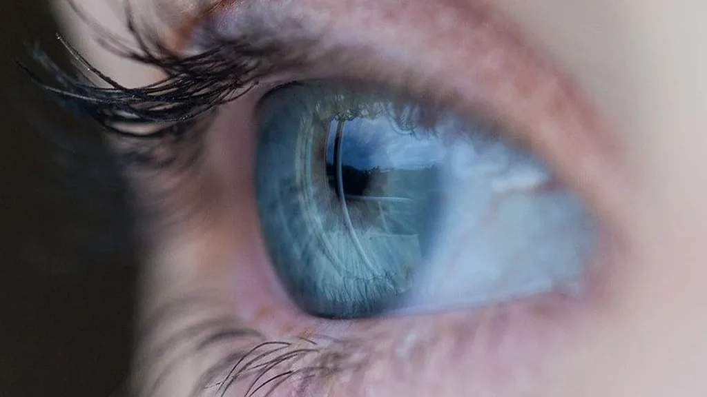 Dispozitiv revoluționar pentru nevăzătorii din România. Recunoaşte feţe, indentitifică produse, coduri de bare, bancnote și culori