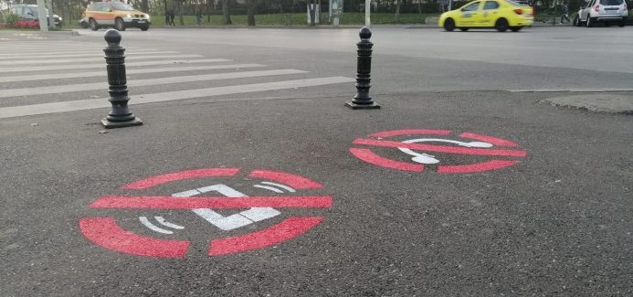 Nervi întinși pentru șoferi. Pietonii nu mai sunt pedepsiți dacă folosesc telefonul în timpul traversării