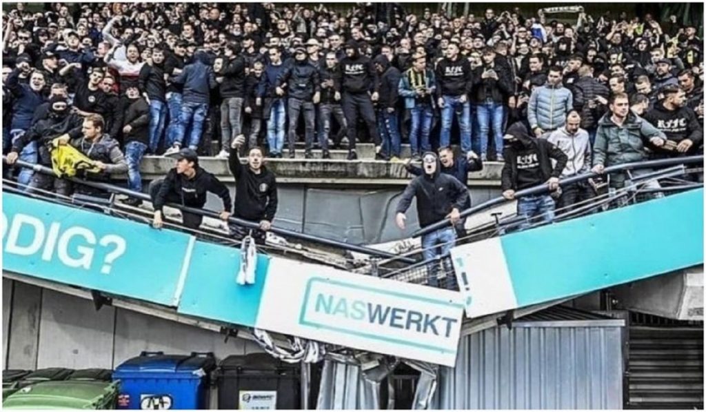 Panică pe un stadion, după ce o tribună s-a prăbușit sub ochii jucătorilor. Și un fotbalist român s-a trezit în 2004 cu fanii la picioarele sale. VIDEO