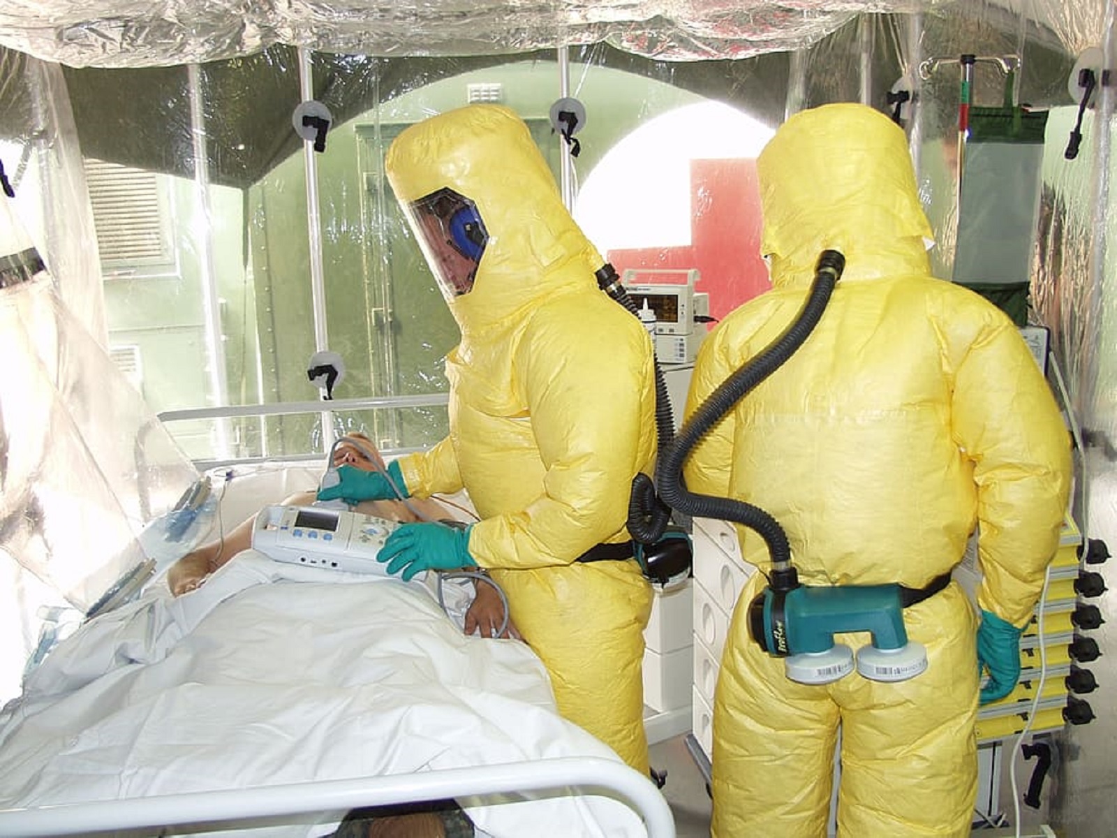 Ce risc reprezintă pentru Europa cazul medicului german expus la virusul Ebola și internat în Praga