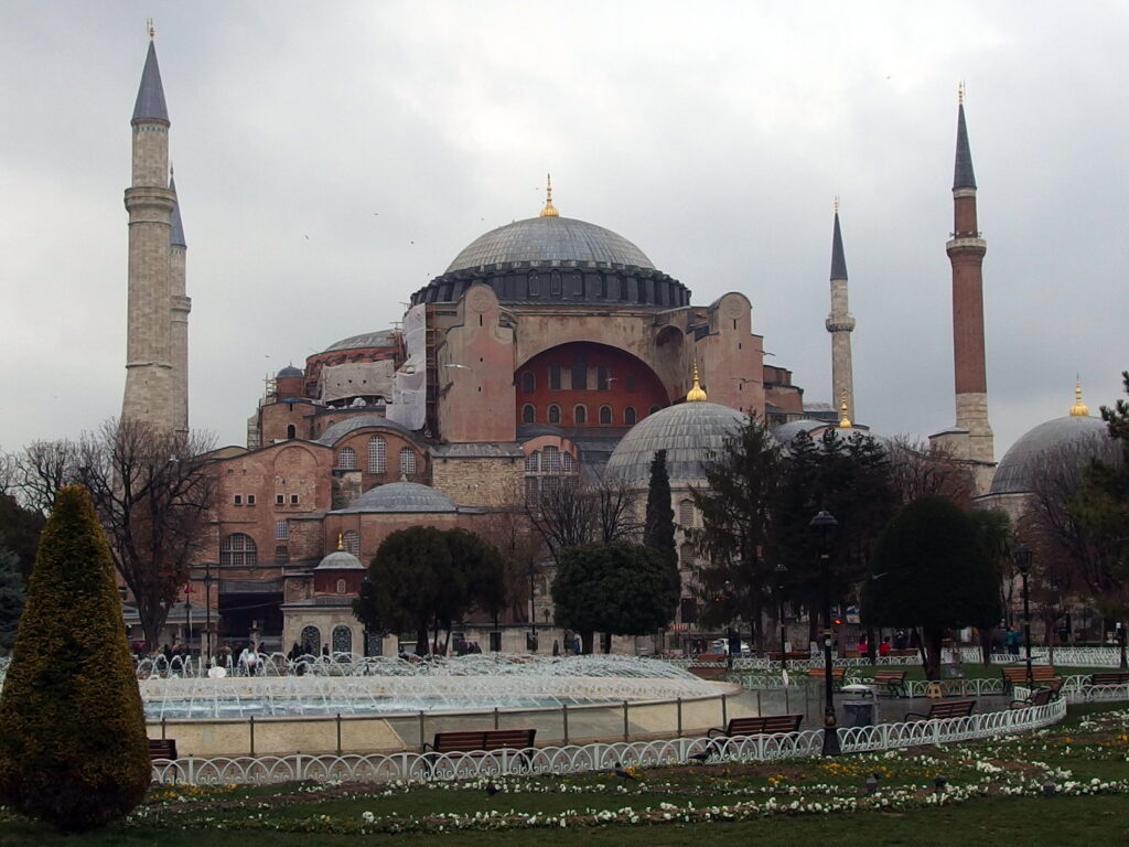 Au fost descoperite acatiste în limba română, ascunse sub un bloc de marmură la Hagia Sofia, în Istanbul