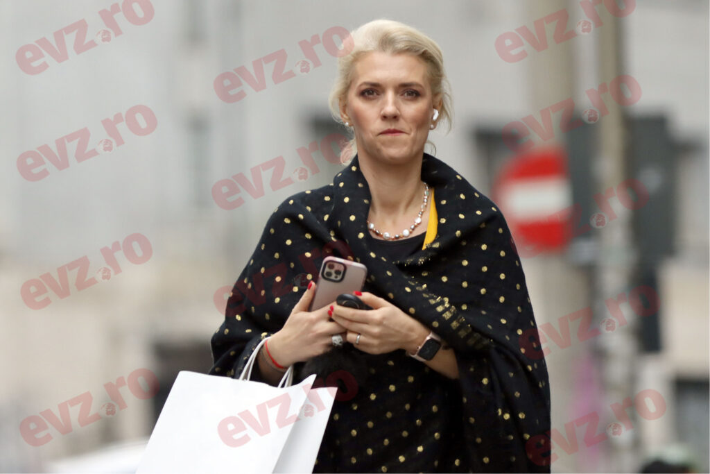 FOTO/ Alina Gorghiu a făcut legi cu dedicații pentru alții. Cum umblă senatoarea pe străzile aglomerate din Capitală