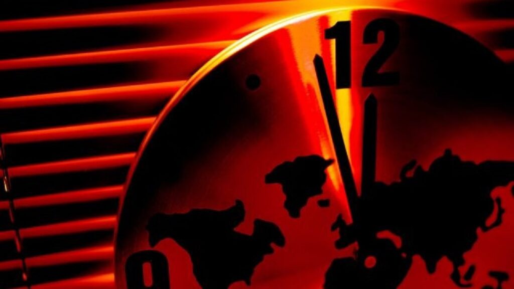 Omenirea nu se va autodistruge în următoarele decenii, dar riscul crește în timp, consideră un fizician celebru