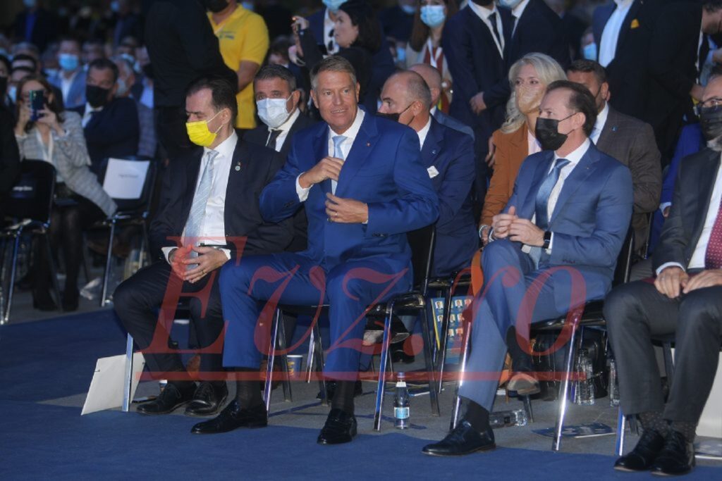 Se caută polițist cu simțul răspunderii care să îl sancționeze pe Iohannis pentru nepurtarea măștii. „Legea se aplică în funcţie de statut”