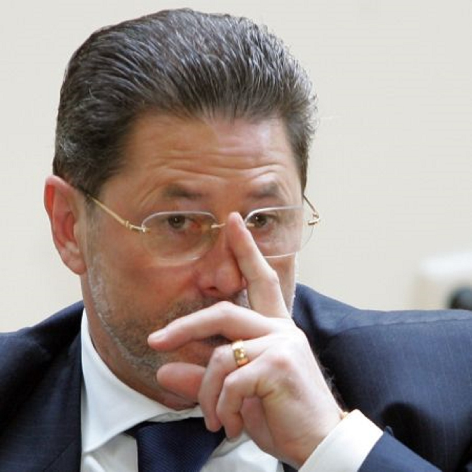 Cornel Dinu a explicat cum se plonjează, aruncându-se sub birou