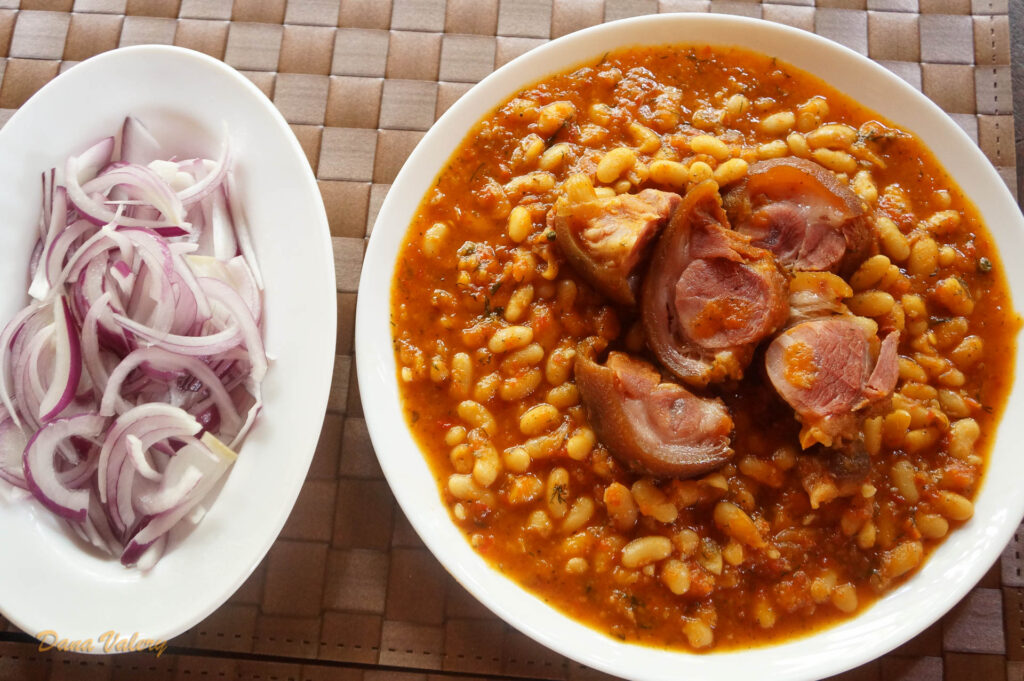 Cea mai bună rețetă de iahnie de fasole pe care ar trebui s-o încerci. Câteva trucuri pentru a obține o mâncare delicioasă