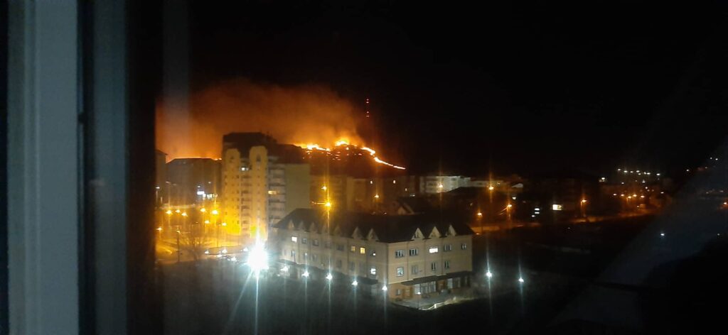 Incendiu de proporții la Piatra Neamț. Pompierii au izolat flăcările și au trecut la lichidarea focarelor. Video