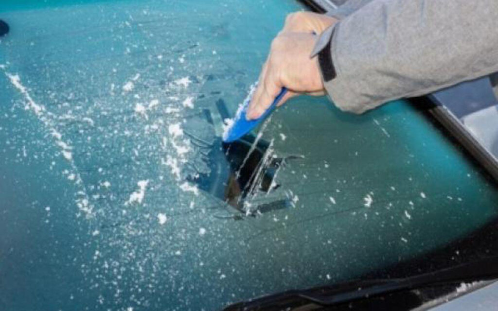 În atenția tuturor șoferilor! Iată cele mai bune metode pentru ca parbrizul de la mașină să nu-ți înghețe