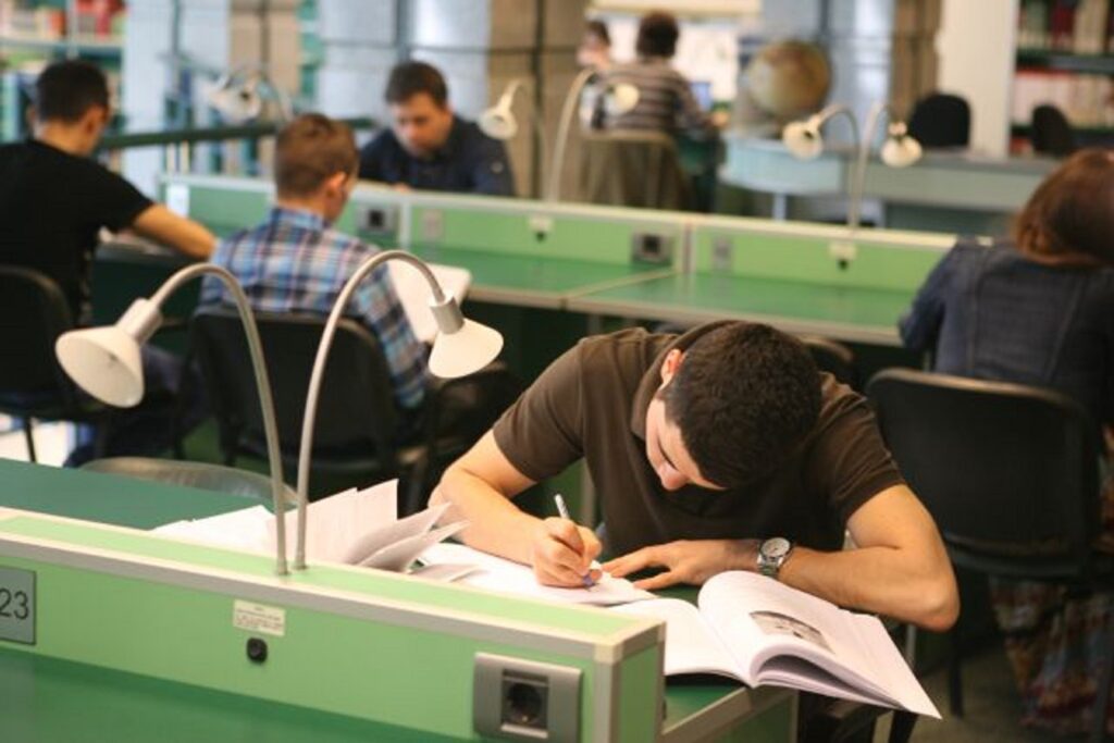 Salariile profesorilor universitari puse la adăpost printr-un proiect. Acestea nu vor mai putea fi executate silit