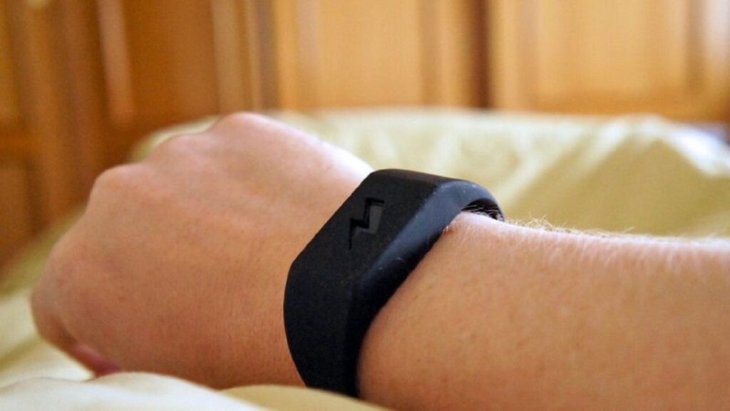 Cea mai revoluționară creație în combaterea pandemiei. Obiectul pe care îl porți pe mână și îți semnalează imediat dacă ești infectat