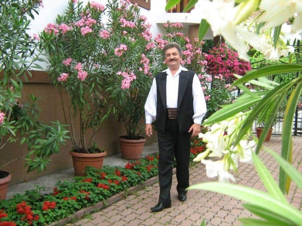 Trupul neînsuflețit a lui Petrică Mîțu Stoian a ajuns la Craiova! Primele imagini cu sicriul artistului