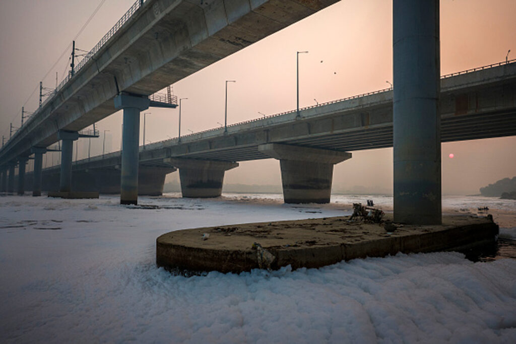 Dezastru ecologic pe un important râu. Oamenii s-au îngrămădit să se arunce în apa unde plutea otrava