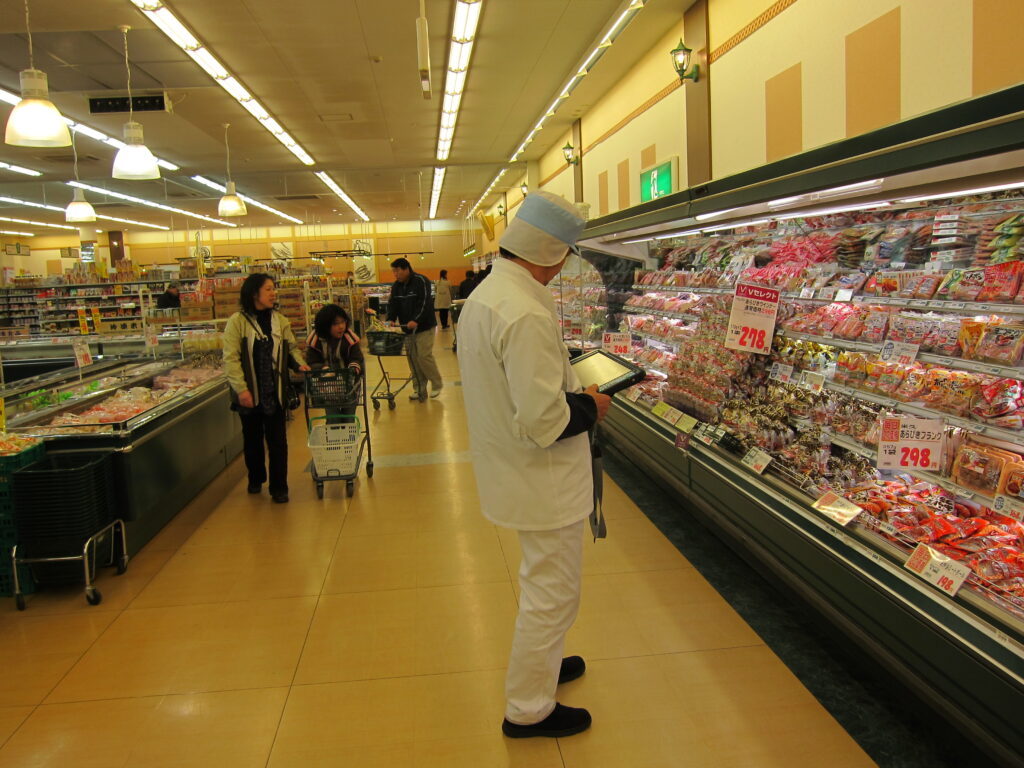 Un supermarket cunoscut ascunde un secret murdar. O fostă angajată a vorbit despre marele pericol