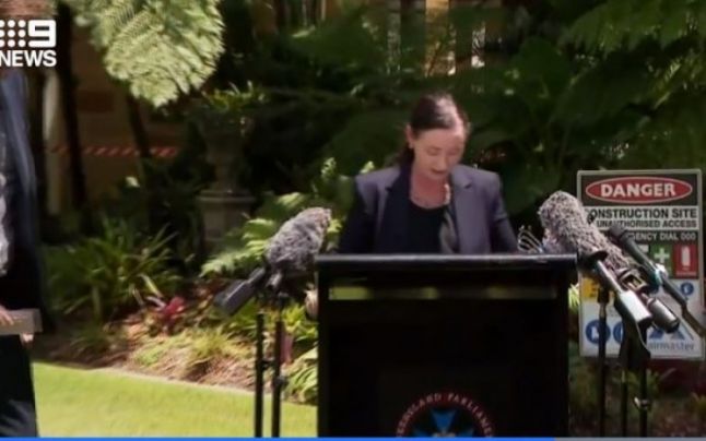 Ministrul Sănătăţii a fost atacat de un păianjen uriaș! S-a întâmplat chiar în timpul unei conferințe